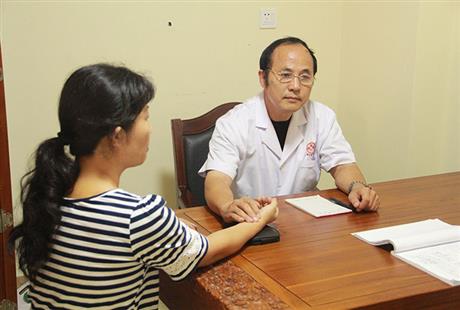 乔振纲教授在看诊