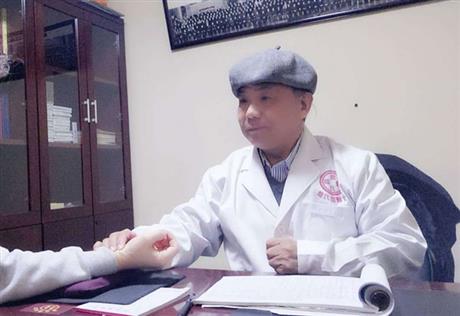 乔振纲教授在看诊