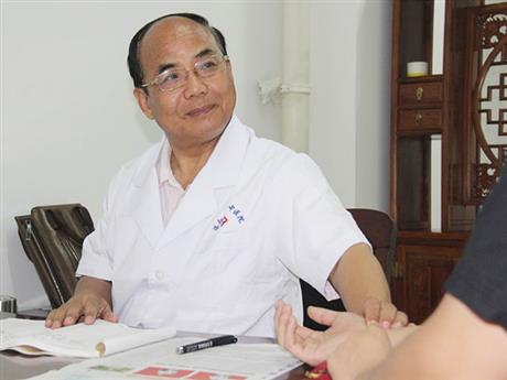 乔振纲教授在看诊