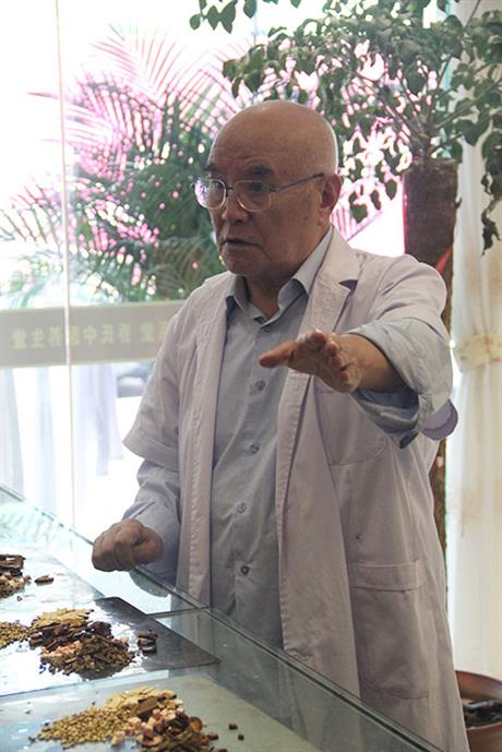 乔保钧老先生严格检查药品质量